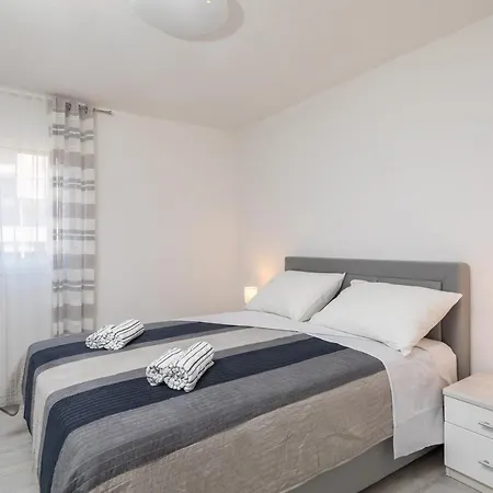 River Park Apartment *